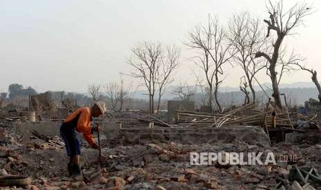 Warga Terdampak Waduk Jatigede mencari bahan bangunan dari reruntuhan rumah di desanya yang muncul kembali ke permukaan.