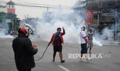 Warga terlibat aksi tawuran di Jakarta. (Ilustrasi)