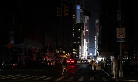 Warga berjalan kaki dan menaiki sepeda di 7th Avenue sekitar Times Square, Manhattan. Warga New York jadi banyak yang bersepeda setelah pandemi Covid-19.