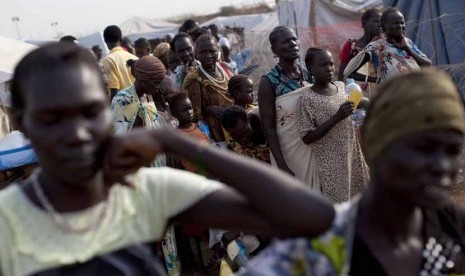 Warga terpaksa mengungsi akibat konflik yang melanda Sudan. 