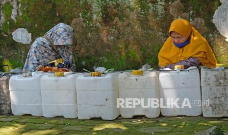 Warga tertidur saat antre membeli minyak goreng curah di distributor minyak goreng (ilustrasi). Warga Tanjung Pandan, Kabupaten Belitung, Provinsi Kepulauan Bangka Belitung, meminati minyak goreng curah bersubsidi karena dijual cukup murah antara Rp 14.000 sampai Rp 15.500 per liter.