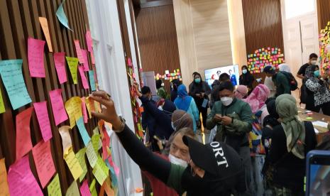 Warga terus berdatangan ke rumah dinas Gubernur Jawa Barat Gedung Pakuan, Kota Bandung, untuk menyampaikan belasungkawa dan doa, Ahad (12/6). Ridwan Kamil akan langsung memimpin shalat jenazah Eril begitu tiba di Gedung Pakuan.