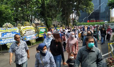 Warga terus berdatangan ke rumah dinas Gubernur Jawa Barat Gedung Pakuan, Kota Bandung, untuk menyampaikan belasungkawa dan doa, Ahad (12/6). Kapolrestabes Bandung sebut hanya kendaraan berstiker yang bisa masuk makam Eril.