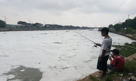 Warga tetap memancing meski air di BKT Marunda berwarna hitam dan berbusa