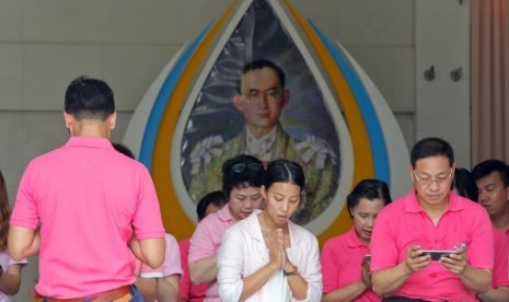 Warga Thailand berdoa demi kesembuhan Raja Bhumibol Adulyadej di Siriraj Hospital di Bangkok, Thailand, 11 Oktober 2016.