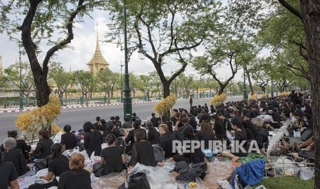 Warga Thailand duduk di pedestrian dekat Kompleks krematorium kerajaan yang akan digunakan dalam prosesi pemakaman mendiang Raja Bhumibol Adulyadej di Bangkok