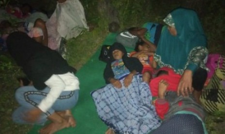 Warga tidur diruang terbuka pascagempa di desa Tokaka, Gene Barat Utara, Halmahera Selatan, Maluku Utara, Ahad (14/7/2019). Warga tidur di luar rumah pascagempa bumi dengan magnitudo (M) 7,2 pukul 16.10 di 62 kilometer sebelah timur laut Labuha, Maluku Utara. 