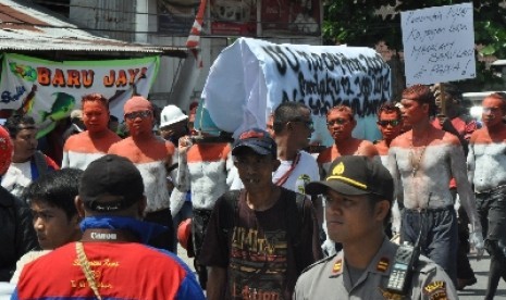 Warga Timika menggelar demo di depan DPRD Mimika, Timika, Papua, Senin (6/1).