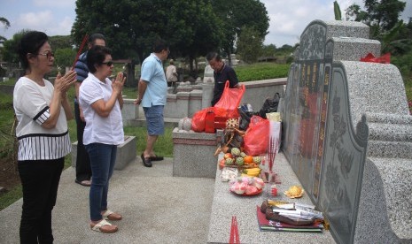 Warga Tionghoa melakukan ritual Ceng Beng (ilustrasi).