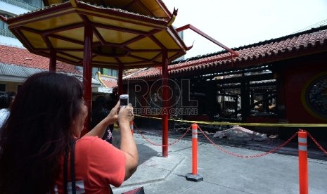 Warga Tionghoa memotret Vihara Dharma Bhakti yang sudah terbakar di Petak Sembilan, Jakarta Barat, Kamis (5/3).