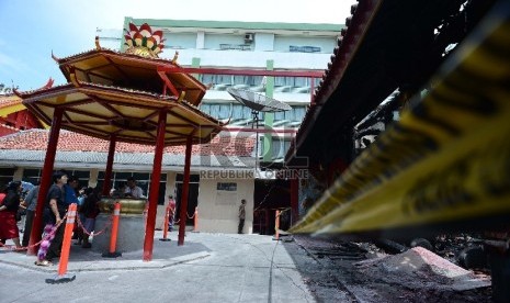 Warga Tionghoa mengunjungi Vihara Dharma Bhakti saat hari perayaan Cap Go Meh di Petak Sembilan, Jakarta Barat, Kamis (5/3).