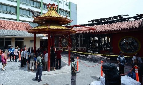 Warga Tionghoa mengunjungi Vihara Dharma Bhakti saat hari perayaan Cap Go Meh di Petak Sembilan, Jakarta Barat, Kamis (5/3).