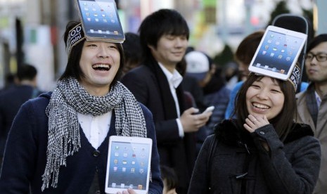   Warga Tokyo mengantre berburu Apple iPad Mini di Tokyo, Jumat (2/11).    (AP/Koji Sasahara)