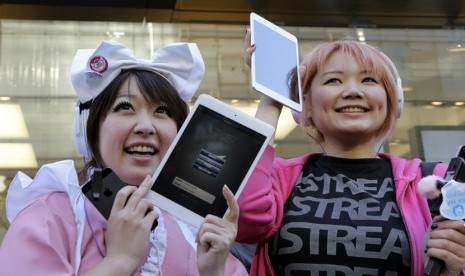   Warga Tokyo mengantre berburu Apple iPad Mini di Tokyo, Jumat (2/11).    (AP/Koji Sasahara)