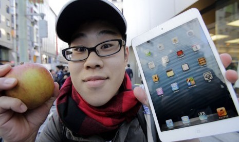   Warga Tokyo mengantre berburu Apple iPad Mini di Tokyo, Jumat (2/11).    (AP/Koji Sasahara)