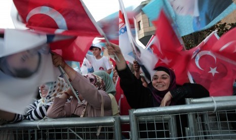 Warga Turki merayakan kemenangan PM Recep Tayyip Erdogan pada pemilu 2014, Ahad (10/8)