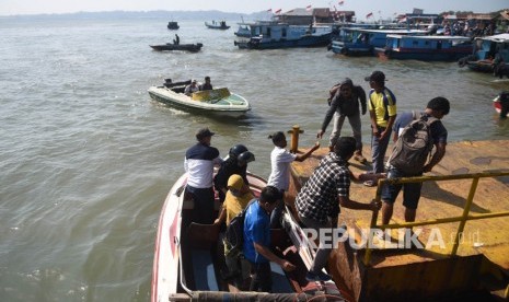 Warga turun dari perahu cepat di Pelabuhan Penyeberangan Penajam Paser Utara, Kalimantan Timur, Jumat (30/8/2019).