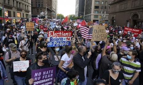 Warga turun ke jalan di New York, Amerika Serikat setelah kandidat dari Partai Demokrat, Joe Biden, dikabarkan menang dalam persaingan dengan pejawat Donald Trump dalam pilpres AS, Sabtu (7/11) waktu setempat. 