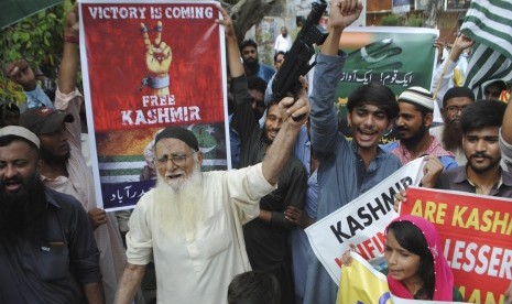   Warga turun ke jalan untuk menunjukkan dukungannya terhadap warga Kashmir di Hyderabad, Pakistan, Jumat (6/9).