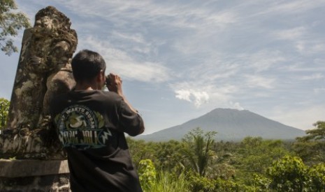 Mount Agung seen from Observation Post in Rendang Village, Karangasem, Bali, Saturday (Oct 21).