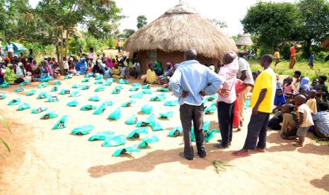 Warga Uganda rayakan penyembelihan hewan kurban yang datang dari Indonesia sebagai bagian dari program Kurban 4 Negara yang diinisiasi International Networking for Humanitarian (INH).