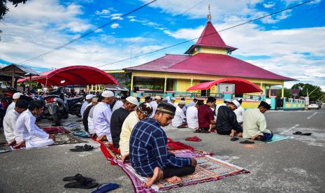 Warga umat Islam melaksanakan Shalat Id 1 Syawal 1443 Hijriah di Masjid Hasan Sulaiman, Negeri Hila, Kabupaten Maluku Tengah, Maluku, Ahad (1/5/2022). Sebagian besar umat Islam di negeri atau desa di daerah Jazirah Leihitu Maluku Tengah seperti di Negeri Hila, Kaitetu dan Wakal sudah lebih dahulu merayakan Hari Raya Idul Fitri 1 Syawal 1443 Hijriah karena mengikuti tradisi turun temurun kalender hijriah pemuka agama setempat. Sholat Idul Fitri, Lebih Utama di Lapangan atau di Masjid?