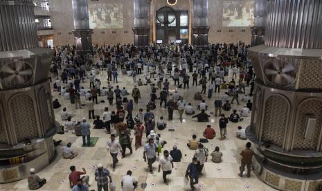 Warga usai menunaikan shalat Jumat di Masjid Istiqlal, Jakarta, Jumat (29/10/2021). Menurut Satuan Tugas Penanganan COVID-19, kini kasus COVID-19 aktif di Indonesia sudah di bawah satu persen atau 96,3 persen dari empat juta orang Indonesia yang terpapar COVID-19 dinyatakan sembuh. 