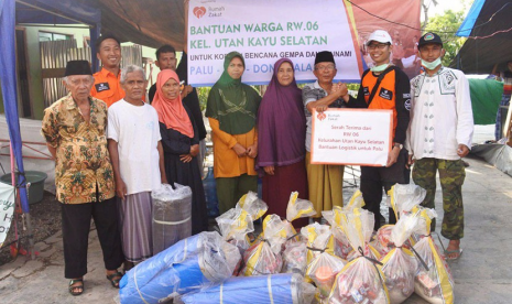 Warga Utan Kayu menyerahkan bantuan untuk korban gempa Palu melalui Rumah Zakat.