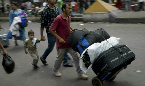 Warga Venezuela memasuki Kolombia dengan menyeberangi jembatan internasional Simon Bolivar dari San Antonio del Tachira, Venezuela. Rakyat Venezuela mengalami kelangkaan makanan dan obat-obatan.