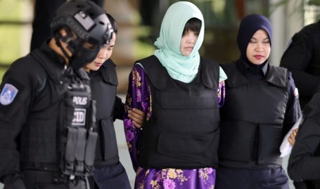 Warga Vietnam Doan Thi Huong (tengah) dikawal polisi setelah menghadiri sidang di Pengadilan Tinggi Shah Alam, Malaysia, Kamis (28/6). Bersama WNI Siti Aisyah, Huong menjadi terdakwa pembunuhan Kim Jong-nam, saudara seayah Pemimpin Korea Utara, Kim Jong-un.