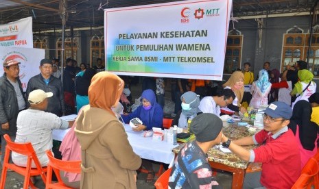 Warga Wamena memeriksakan kesehatannya kepada tim BSMI-MTTF.