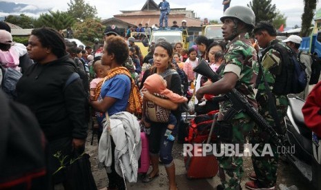 Warga Wamena yang akan mengungsi akibat ricuh.