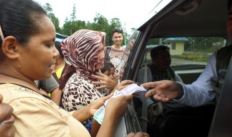 Warga tengah mengantre untuk menukarkan uang rupiah lama dengan yang baru di depan mobil kas keliling Bank Indonesia (BI).