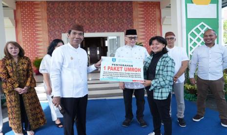 Warga yang berhasil mendapatkan hadiah utama umroh gratis di acara silaturahmi bersama Pj Gubernur Bangka Belitung.