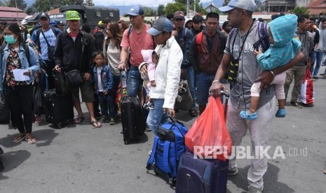 Warga yang gagal berangkat untuk mengungsi dengan menumpang pesawat Hercules TNI AU di Bandar Udara Wamena, Papua, Rabu (9/10/2019). 