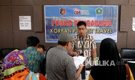  Warga yang menjadi korban First Travel mencari informasi di posko pengaduan korban First Travel di Bareskrim Polri, Jakarta, Jumat (25/8). 