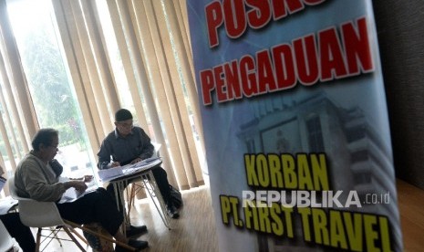  Warga yang menjadi korban First Travel mengisi formulir di posko pengaduan korban First Travel di Bareskrim Polri, Jakarta, Jumat (25/8). 