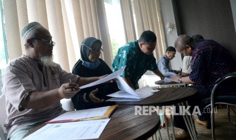  Warga yang menjadi korban First Travel mengisi formulir di posko pengaduan korban First Travel di Bareskrim Polri, Jakarta, Jumat (25/8). 