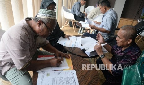 Warga yang menjadi korban First Travel mengisi formulir di posko pengaduan korban First Travel di Bareskrim Polri, Jakarta, Jumat (25/8). 