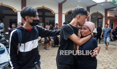 Warga yang sempat ditahan polisi bertemu ibunta usai tiba di halaman masjid Desa Wadas, Bener, Purworejo, Jawa Tengah, Rabu (9/2/2022). Sebanyak 64 warga Desa Wadas dibebaskan oleh pihak kepolisian terkait aksi penolakan pembangunan Bendungan Bener.