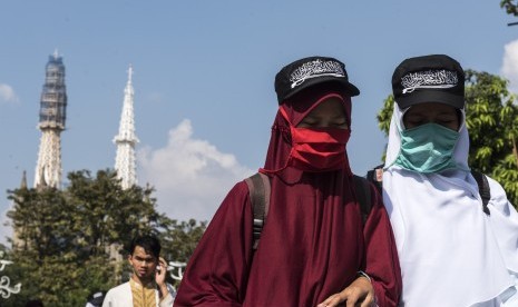 Warga yang tergabung dalam Aksi Bela Ulama 96 melakukan aksi damai di pelataran Masjid Istiqlal, Jakarta, Jumat (9/6). 