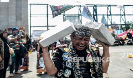 Warga yang tergabung dalam Aliansi Komunitas Budaya Jawa Barat melakukan atraksi debus saat berunjuk rasa di depan gedung Kompleks Parlemen, Senayan, Jakarta, Kamis (27/1/2022). Dalam aksinya mereka menuntut agar anggota DPR Fraksi PDI Perjuangan Arteria Dahlan untuk dipecat dan diproses hukum karena dianggap rasis dan melecehkan budaya sunda.