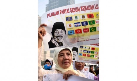 Warga yang tergabung dalam Forum Rakyat betawi Pendukung Caleg Bersih melakukan aksi dukung caleg bersih di Bundaran HI, Jakarta, Ahad (16/3). (Republika/Agung Supriyanto)