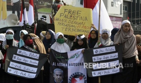 Warga yang tergabung dalam Jamaah Muslim Hizbullah Bela Palestina berunjuk rasa di Tugu Adi Pura Bandar Lampung, Lampung, Rabu (14/8/2019). 