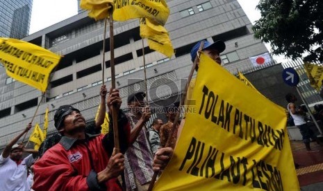  Warga yang tergabung dalam Paguyuban Rakyat Batang Berjuang Untuk Konservasi melakukan aksi menolak rencana pembangunan PLTU Batang di depan Kedubes Jepang, Jakarta, Senin (22/7).    (Republika/ Tahta Aidilla)