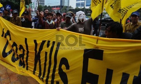  Warga yang tergabung dalam Paguyuban Rakyat Batang Berjuang Untuk Konservasi melakukan aksi menolak rencana pembangunan PLTU Batang di depan Kedubes Jepang, Jakarta, Senin (22/7).    (Republika/ Tahta Aidilla)