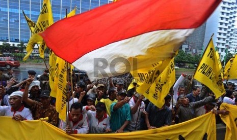  Warga yang tergabung dalam Paguyuban Rakyat Batang Berjuang Untuk Konservasi melakukan aksi menolak rencana pembangunan PLTU Batang di depan Kedubes Jepang, Jakarta, Senin (22/7).    (Republika/ Tahta Aidilla)