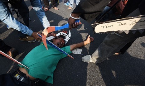 Warga yang tergabung dalam Solidaritas Aktivis Anti Kekerasan menggelar teatrikal penganiayaan dan pembunuhan aktivis lingkungan Salim 'Kancil' dan Tosan di Surabaya, Jawa Timur, Jumat (2/10).   (Antara/Zabur Karuru)