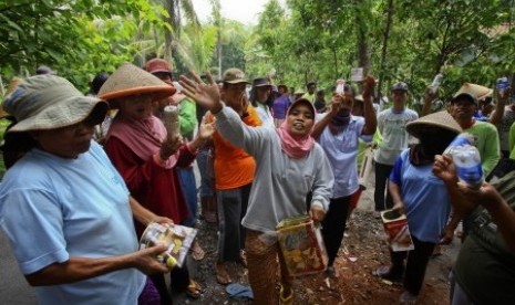 Warga yang tergabung dalam Wahana Tri Tunggal (WTT) menghadang tim Badan Pertanahan Nasional (BPN) yang akan melakukan pendataan dan pengukuran lahan Bandara Kulonprogo di Glagah, Temon, Kulonprogo, DI Yogyakarta, Selasa (16/12). 