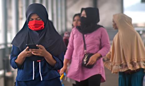 Warga yang yang akan menyeberang ke Sumatera mengenakan masker saat menunggu kapal ferry di Pelabuhan Merak, Cilegon, Banten, Kamis (5/2/2020). Direktorat Jenderal Perhubungan Laut Kementerian Perhubungan (Kemenhub) sudah menyiapkan langkah-langkah dalam memitigasi penyebaran Virus Corona. Salah satunya dengan menentukan prosedur kapal asing yang bersandar di pelabuhan Indonesia.